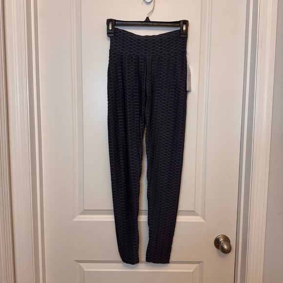 Grey Textured Leggings with scrunch butt - Picture 1 of 5